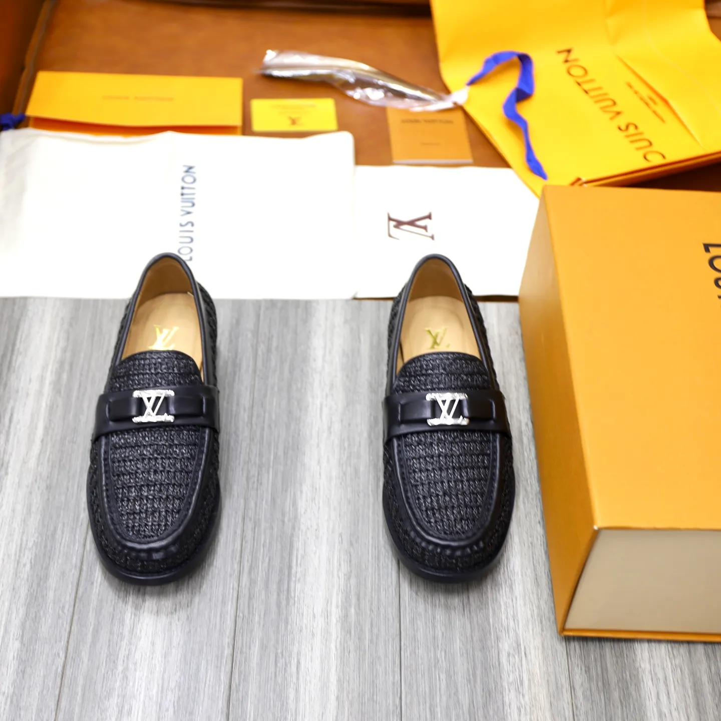 Men's shoes 💰: 💰900LV Louis Vuitton slip-on loafers, top quality products produced in Dongguan, ready for sale! This LV Glove loafer is made of selected soft cowhide, with a slightly wrinkled leather surface and a very high-end texture. Each pair is unique. The leather surface is light and soft, with a fine texture and good luster. It is a classic loafer style, with exquisite handmade mark stitching on the toe, and a square toe configuration to highlight the classic style. The horizontal band has hot-printed LV three-dimensional letters, semi-solid handcrafts and a genuine leather outsole, and a rubber patch on the heel to create wear-resistant performance and comfort. One of the must-have loafers for men! Comes with full original packaging! Code number: 38-39-40-41-42-43-44 (38, 45, 46 customized) standard leather shoe code